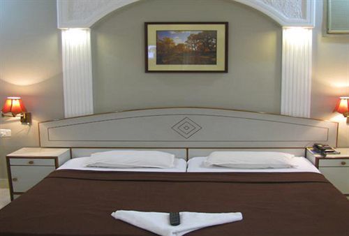 Amigo Plaza Hotel